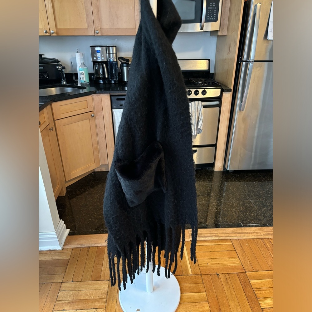 Black scarf with Faux Fur Pockets